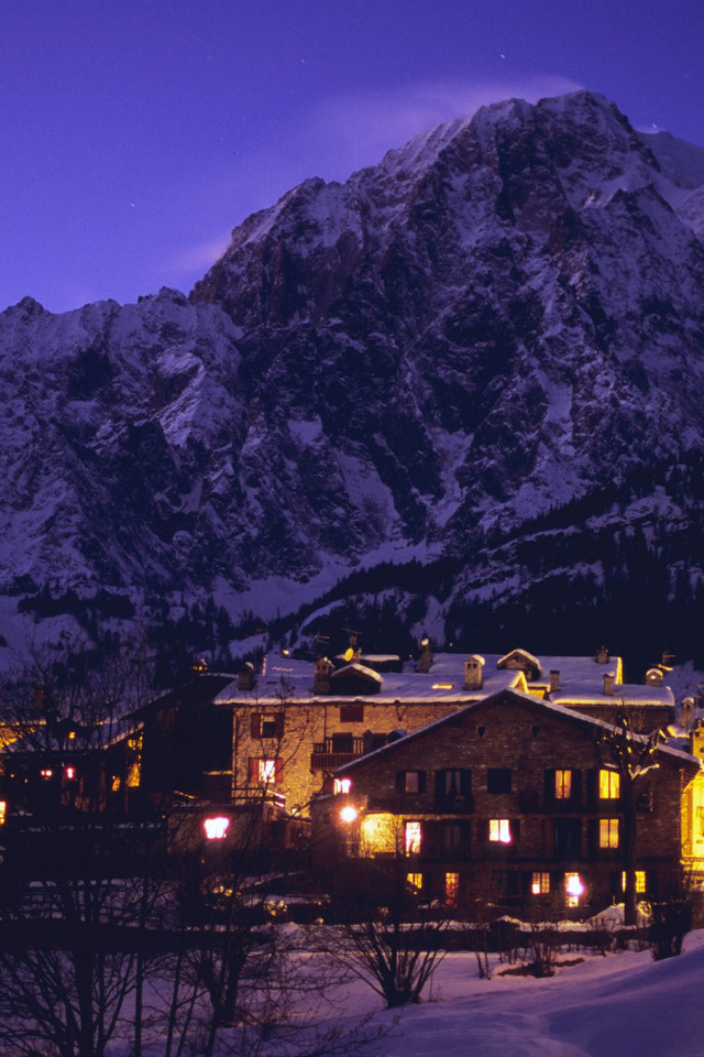 Ночные огни на горнолыжном курорте Курмайор, Италия