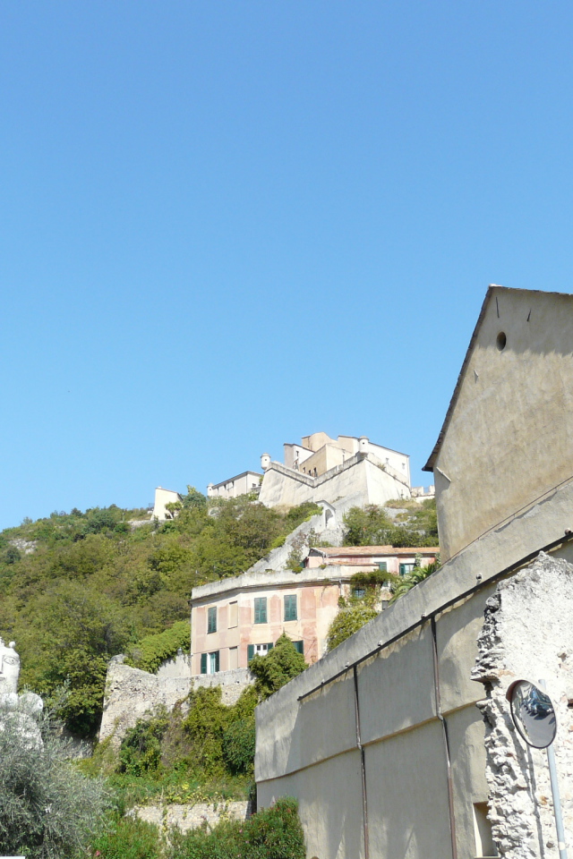 Старинные здания на курорте Финале Лигуре, Италия