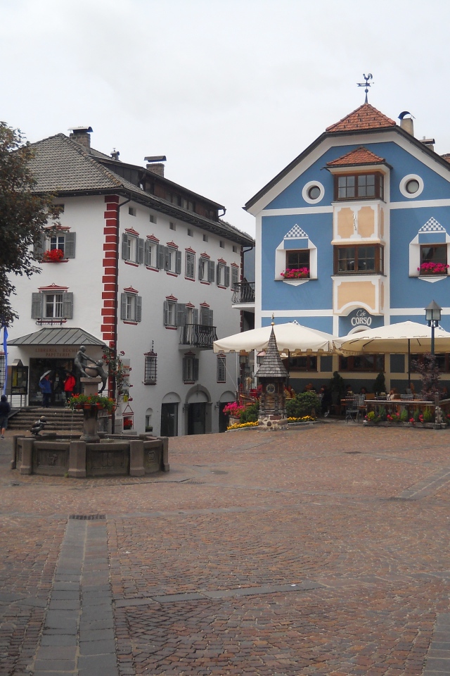 Старинные дома на курорте Ортизей, Италия