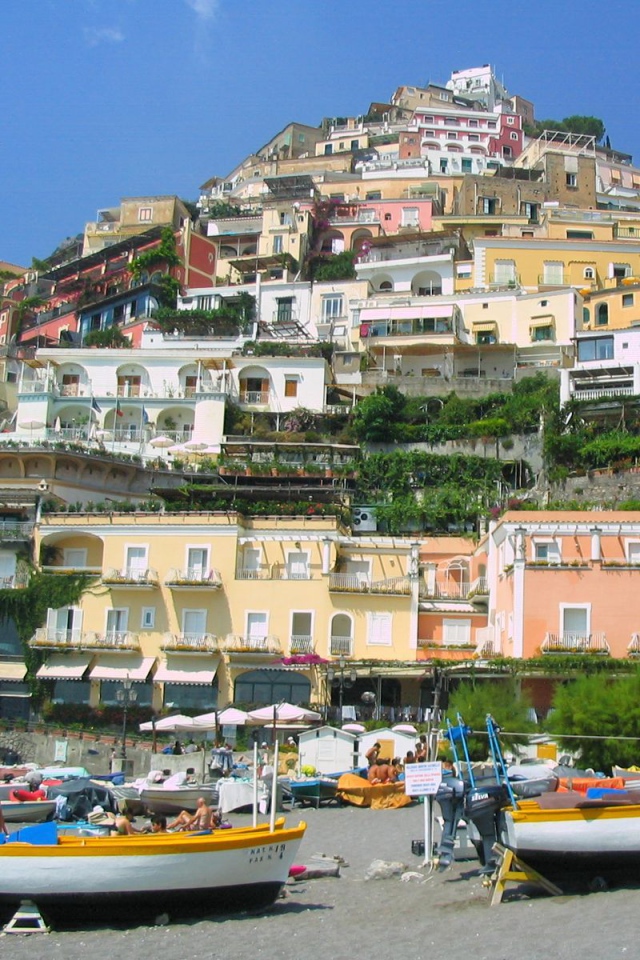 На набережной на курорте Позитано, Италия