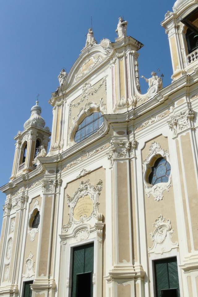 Изысканное здание на курорте Финале Лигуре, Италия