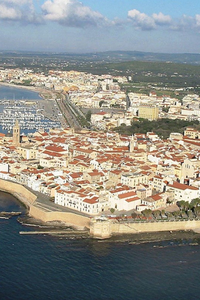 Панорама города на острове Сардиния, Италия