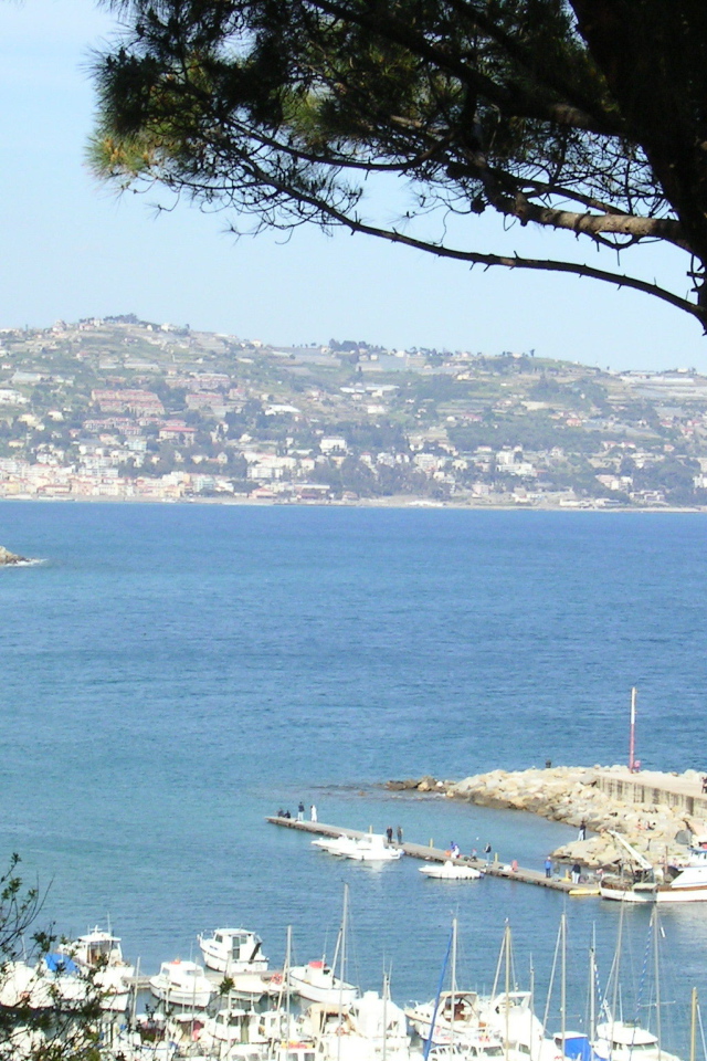 Панорама города на курорте Бордигера, Италия