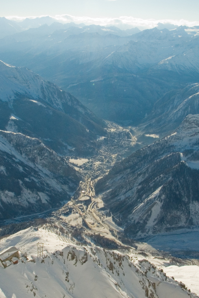 Панорама города на горнолыжном курорте Курмайор, Италия