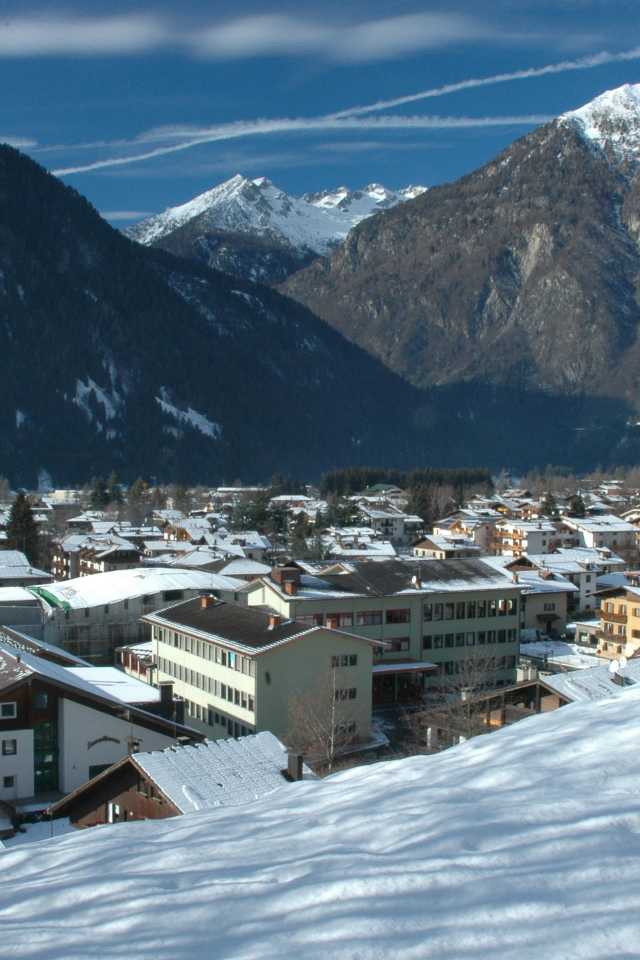 Панорама города на горнолыжном курорте Мадонна ди Кампильо, Италия