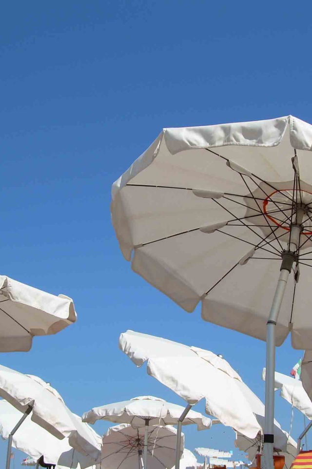 Пляжные зонтики на курорте Диано Марино, Италия