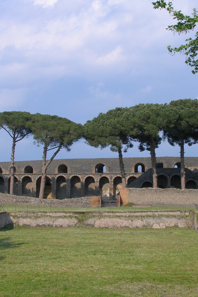 Парк среди развалин в Помпеях, Италия