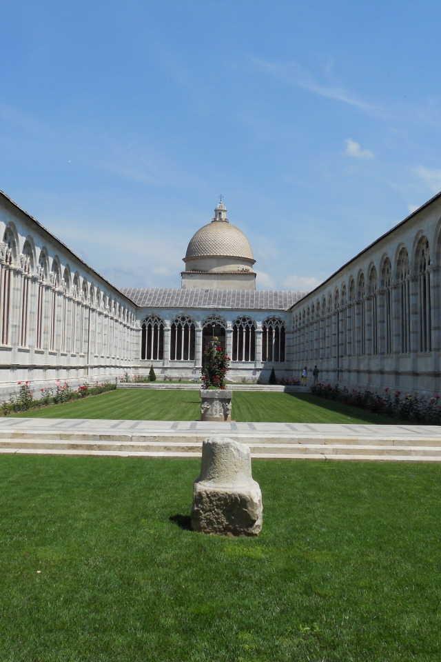 Внутренний дворик собора в Пизе, Италия