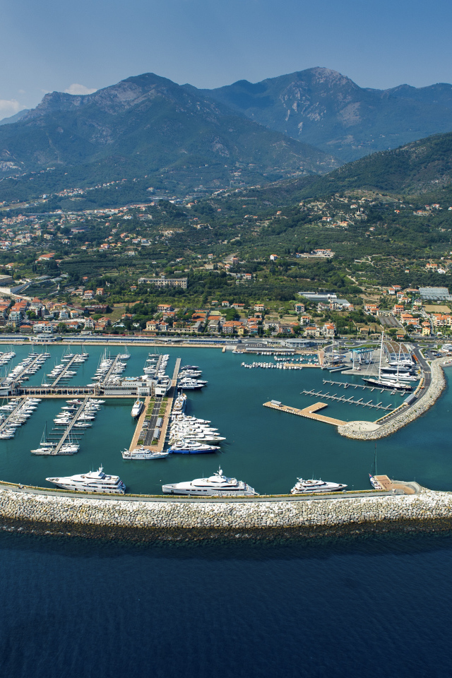 Порт в Лоано, Италия