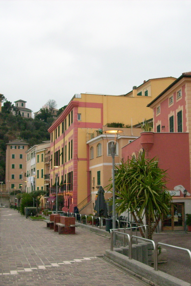 Набережная на курорте Челле Лигуре, Италия
