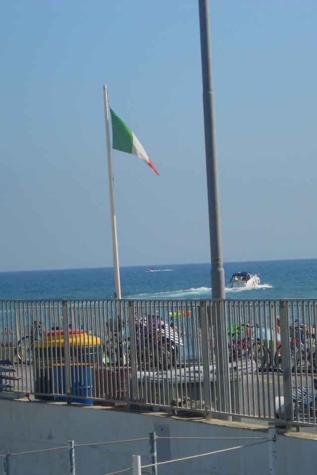 Набережная на курорте Диано Марино, Италия