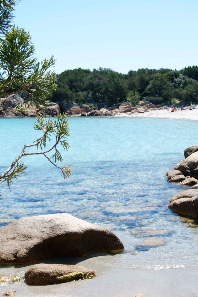 Тихий залив на курорте Коста Смеральда, Италия