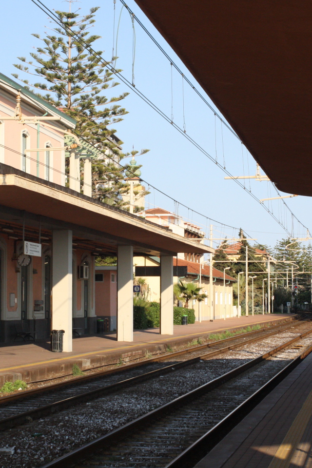 Железнодорожный вокзал на курорте Бордигера, Италия