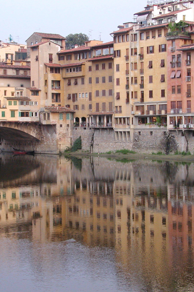 Отражение домов в воде во Флоренции, Италия