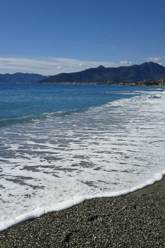 Отдых на пляже на курорте в Пьетра Лигуре, Италия