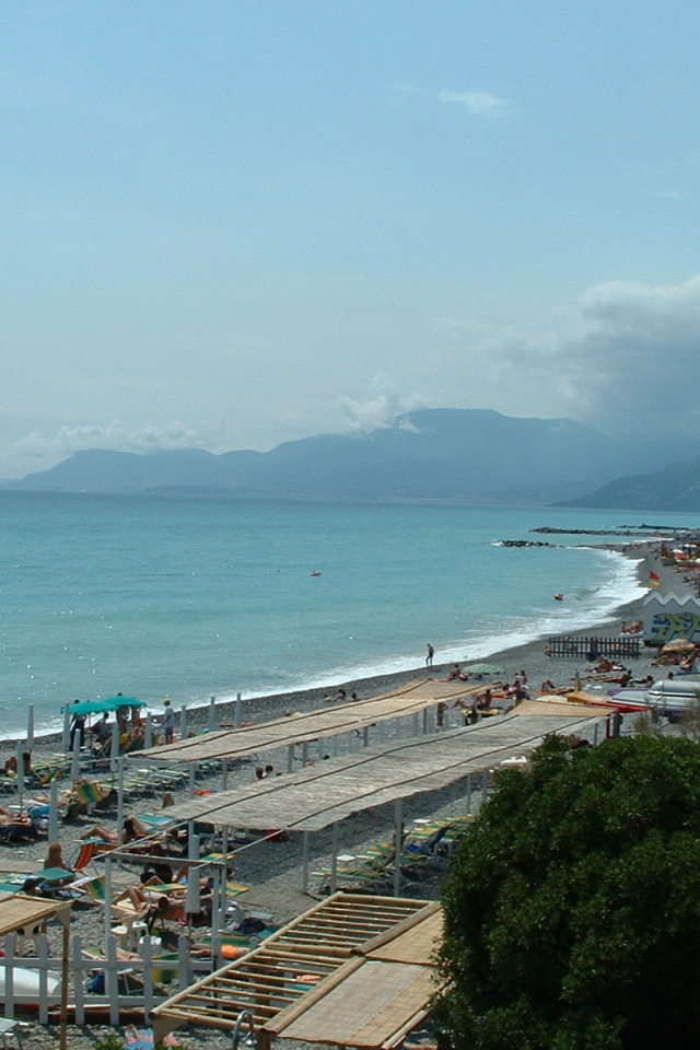 Отдых на пляже на курорте Бордигера, Италия