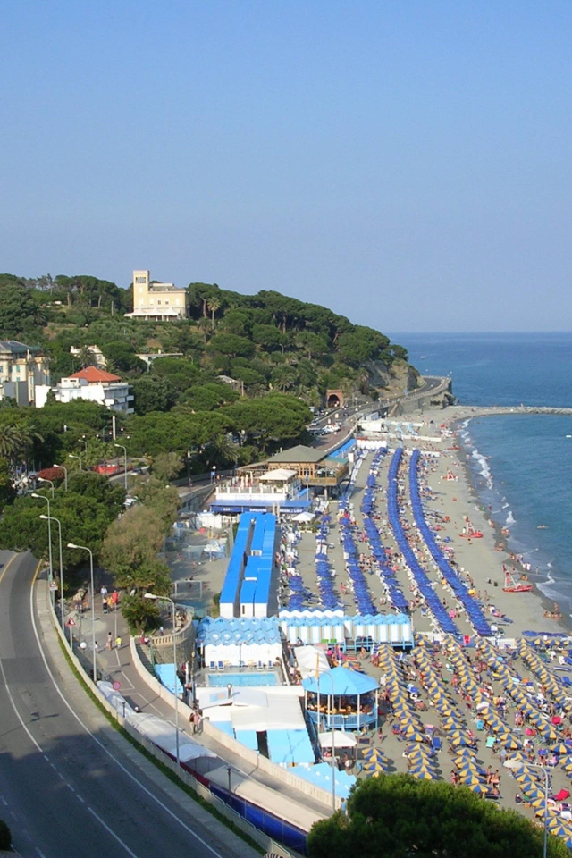 Отдых на пляже на курорте Челле Лигуре, Италия