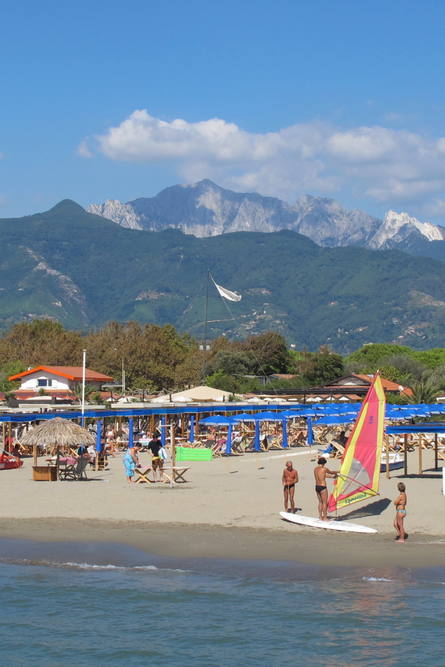 Отдых на пляже на курорте Форте дей Марми, Италия