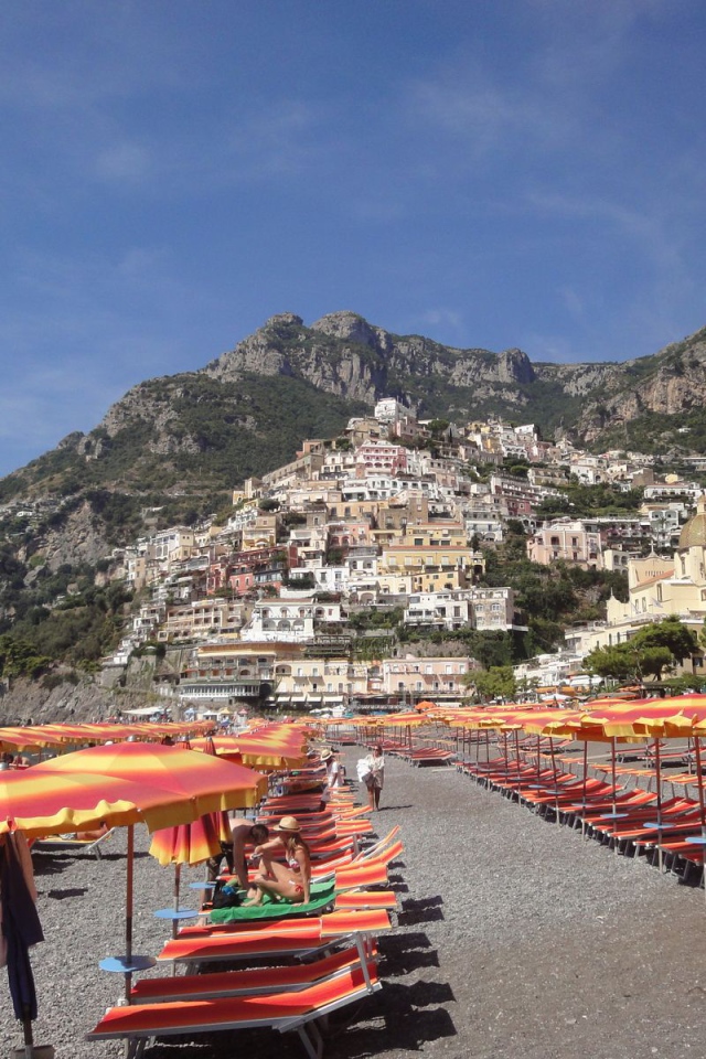 Отдых на пляже на курорте Позитано, Италия