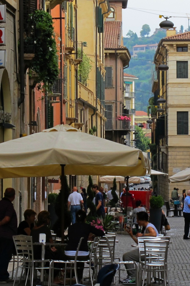 Отдых в уличном кафе в Вероне, Италия