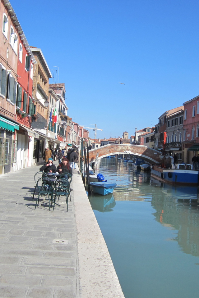 Отдых в уличном кафе на острове Мурано, Италия