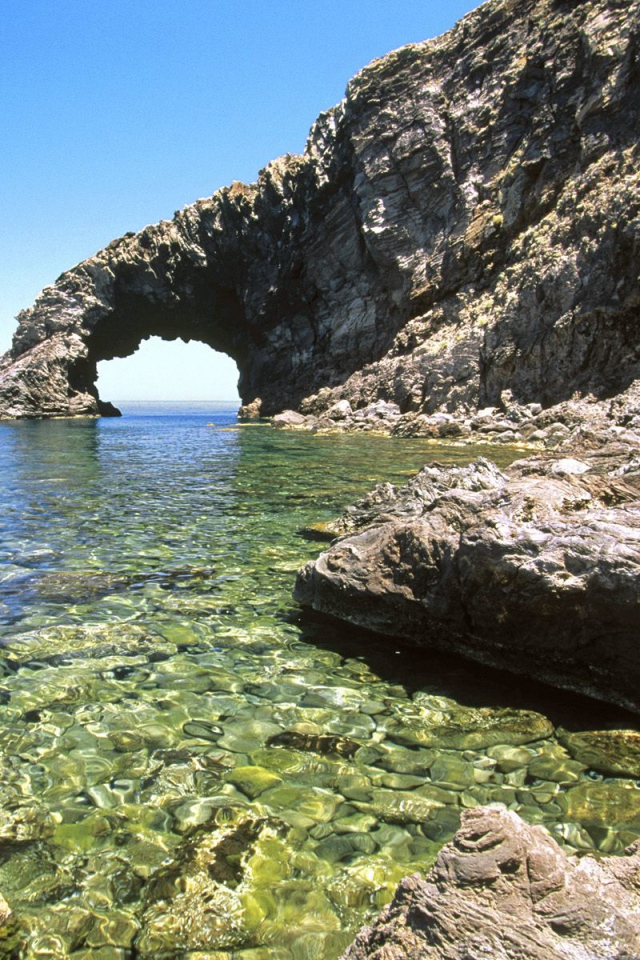 Скала на побережье на острове Сицилия, Италия