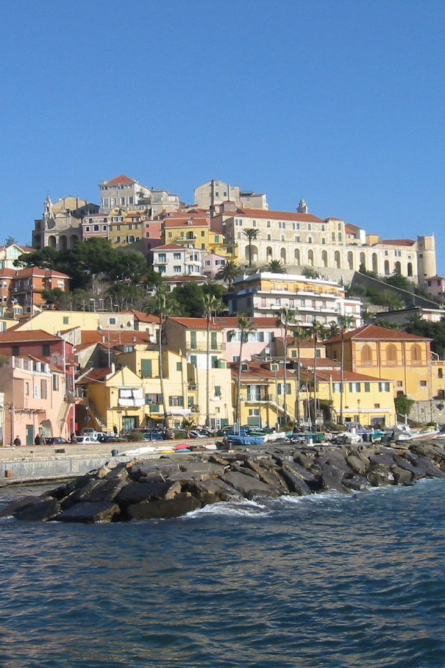 Каменистый берег на курорте Империя, Италия