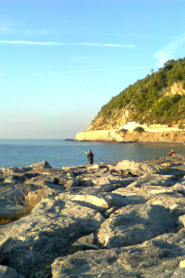 Каменистый берег на курорте Сан Бартоломео Аль Маре, Италия