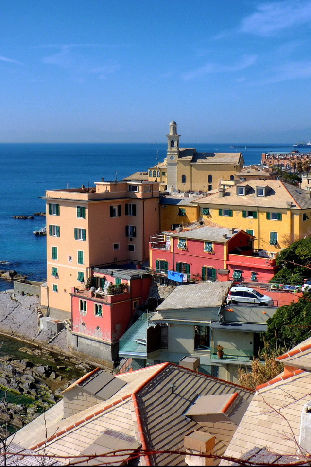 Каменистый берег в Генуе, Италия