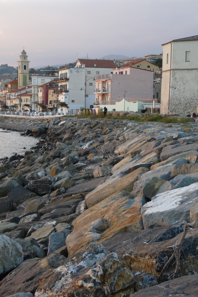 Каменистый берег в Санто Стефано аль Маре, Италия