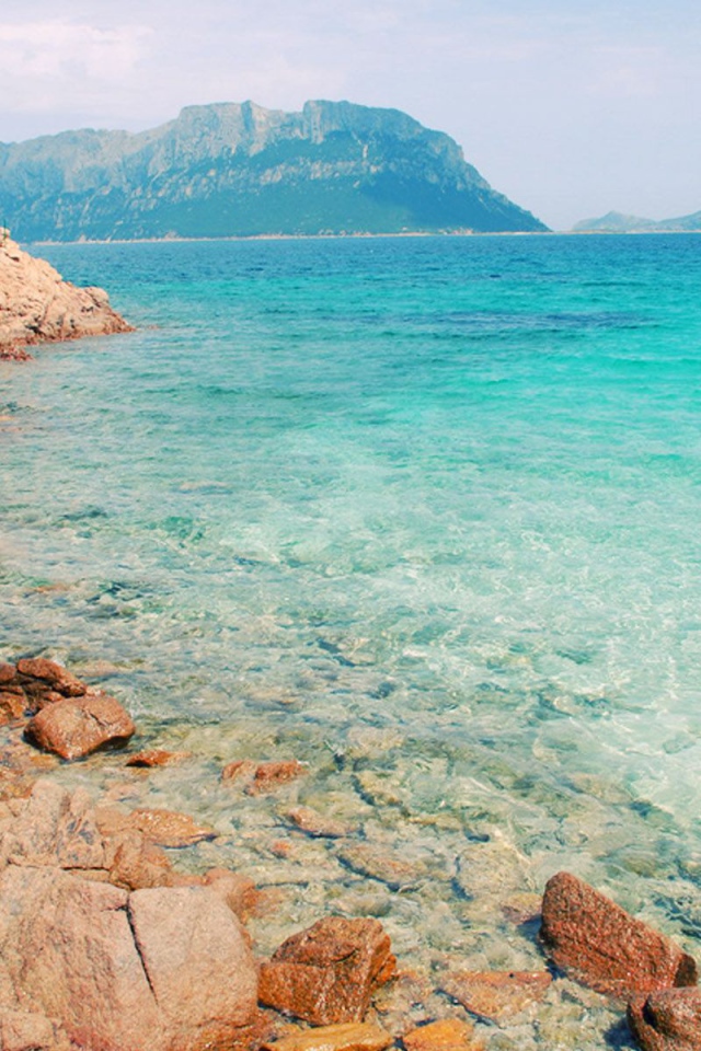 Каменистый берег на острове Сардиния, Италия