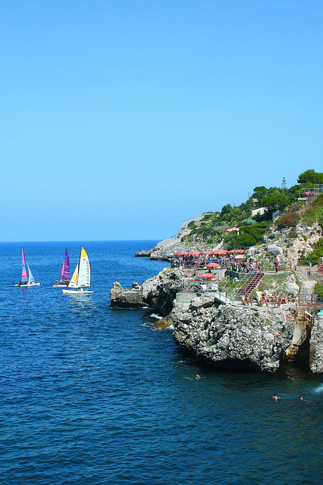 Аквапарк на берегу моря на острове Сицилия, Италия