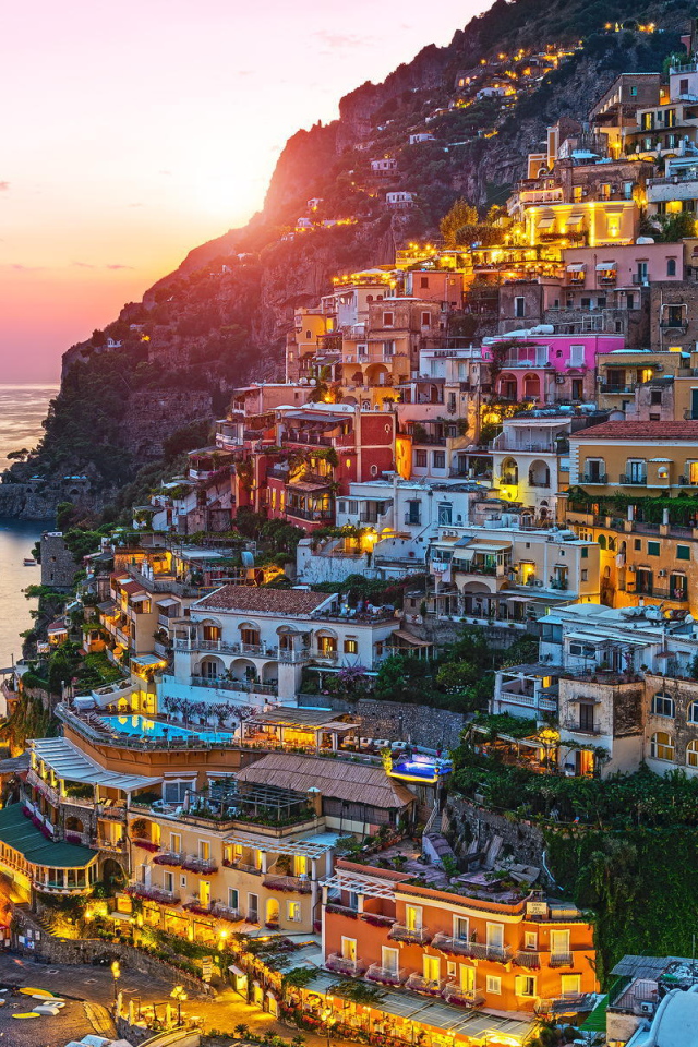 Сияющий город на курорте Позитано, Италия