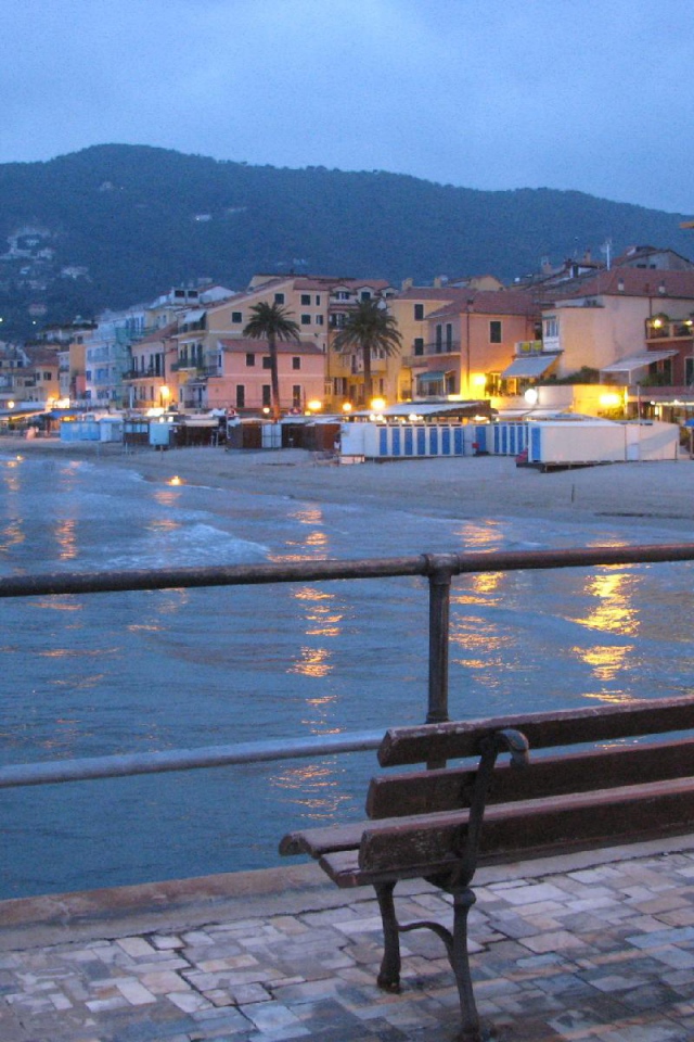 Лавка на набережной на курорте Алассио, Италия