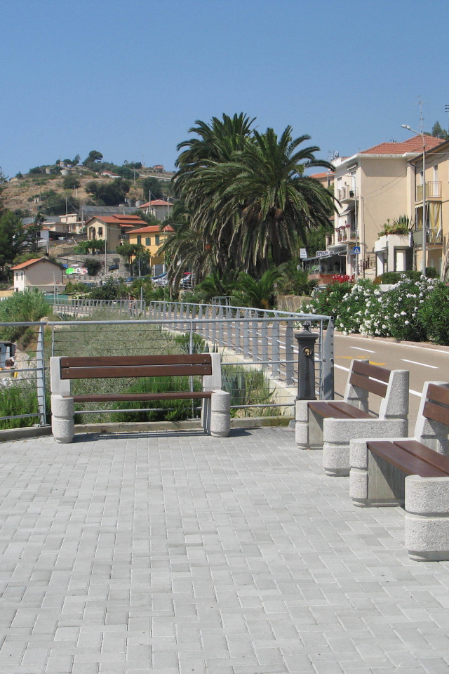 Лавочки на набережной в Санто Стефано аль Маре, Италия