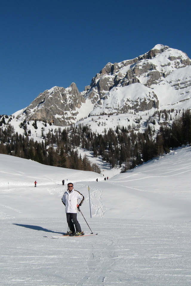 Катание на лыжах на горнолыжном курорте Мадонна ди Кампильо, Италия