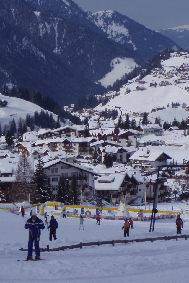 Катание на лыжах на горнолыжном курорте Валь Гардена, Италия