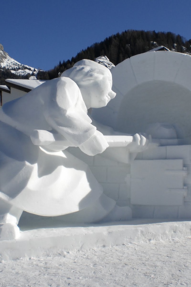 Снежная скульптура на горнолыжном курорте Валь-Ди-Фасса, Италия