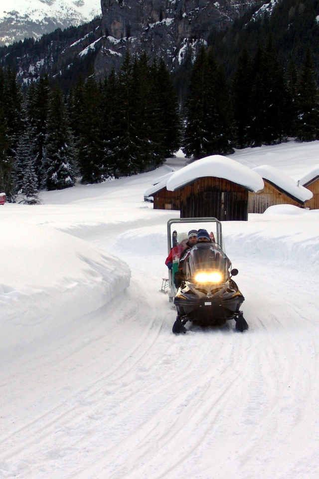 Катание на снегоходе на горнолыжном курорте Валь-Ди-Фаса, Италия