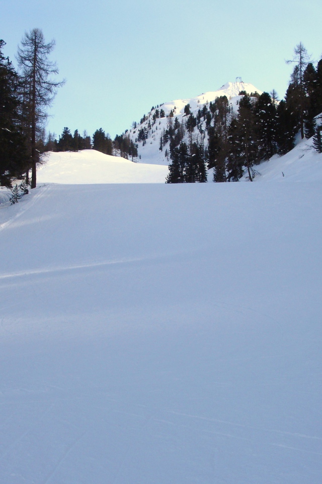 Снежные склоны в окрестностях курорта в Бормио, Италия