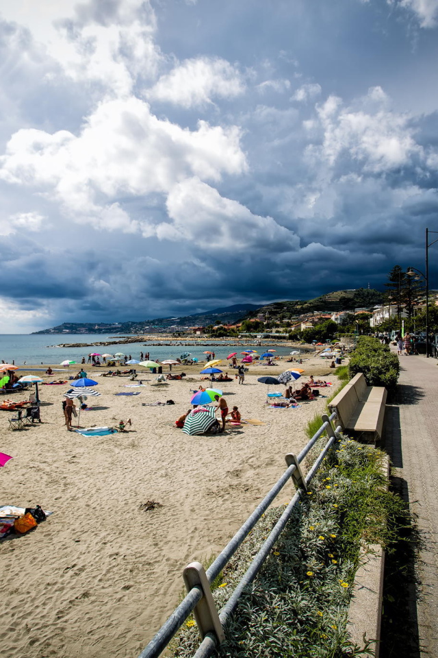 Весенний отдых на пляже в Санто Стефано аль Маре, Италия