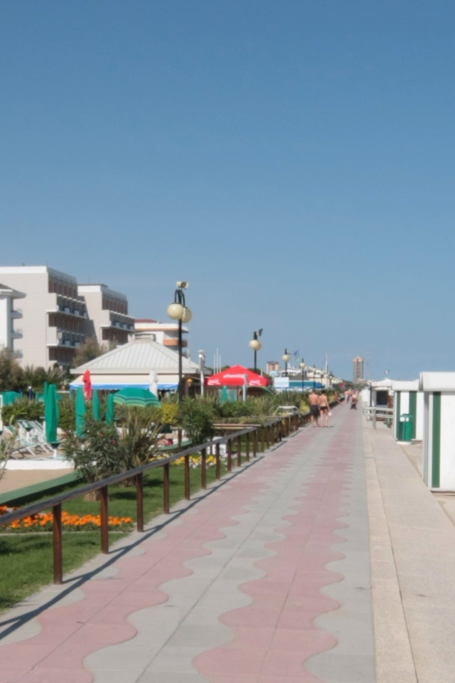 Весенний отдых на пляже на курорте Лидо ди Езоло, Италия