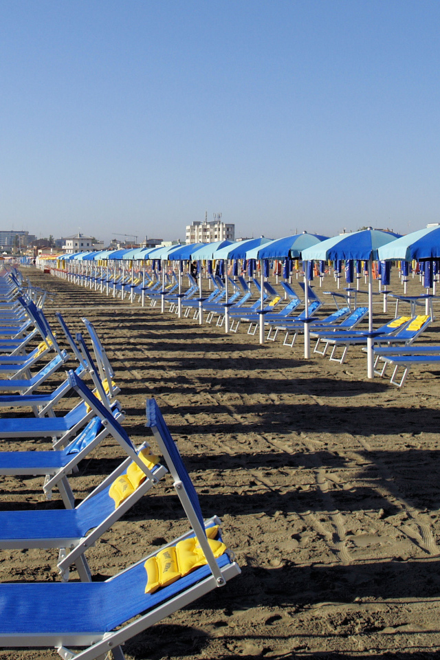 Весенний отдых на пляже на курорте Сан Бартоломео Аль Маре, Италия