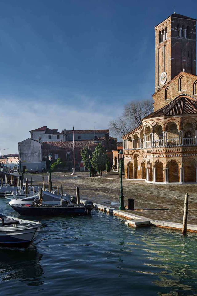Базилика святой Марии на берегу канала на острове Мурано, Италия