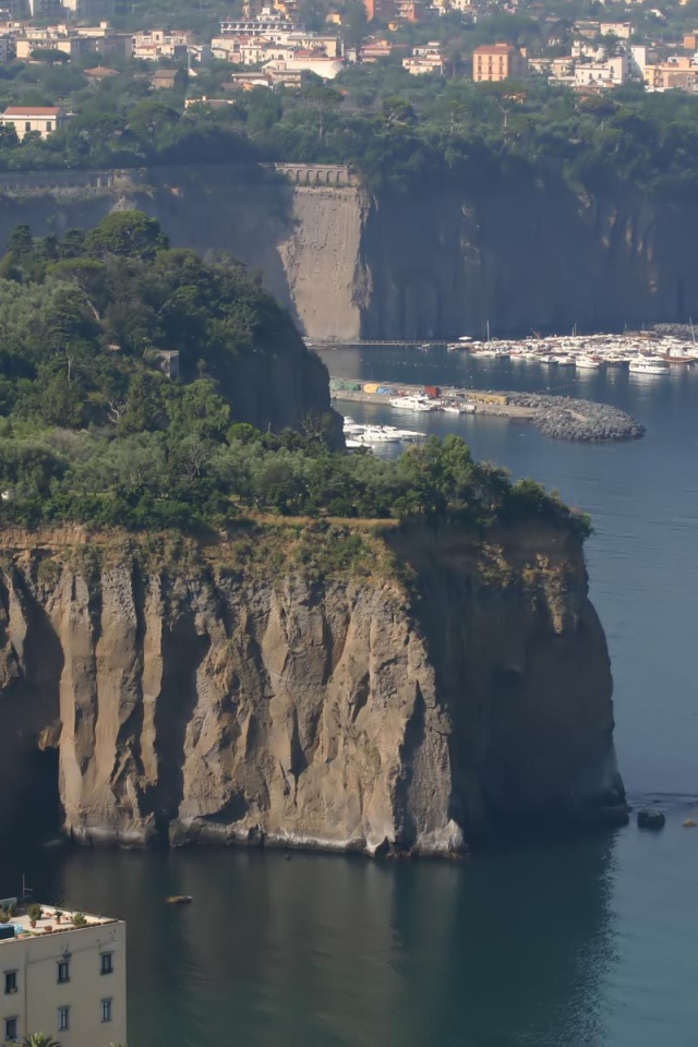 Обрывистые берега в Неаполе, Италия