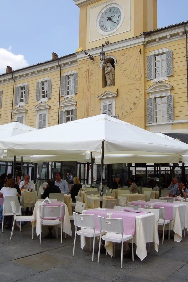 Уличное кафе в Парме, Италия