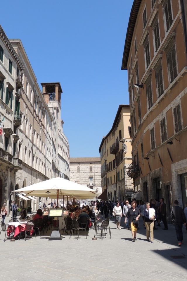 Уличное кафе в Перудже, Италия
