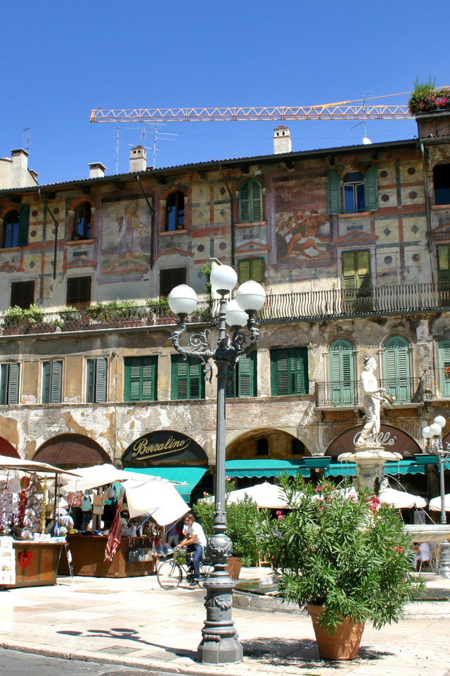 Уличный рынок в Вероне, Италия