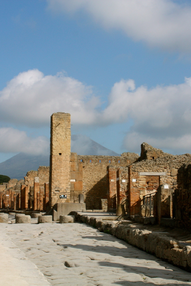 Улица на фоне Везувия в Помпеях, Италия