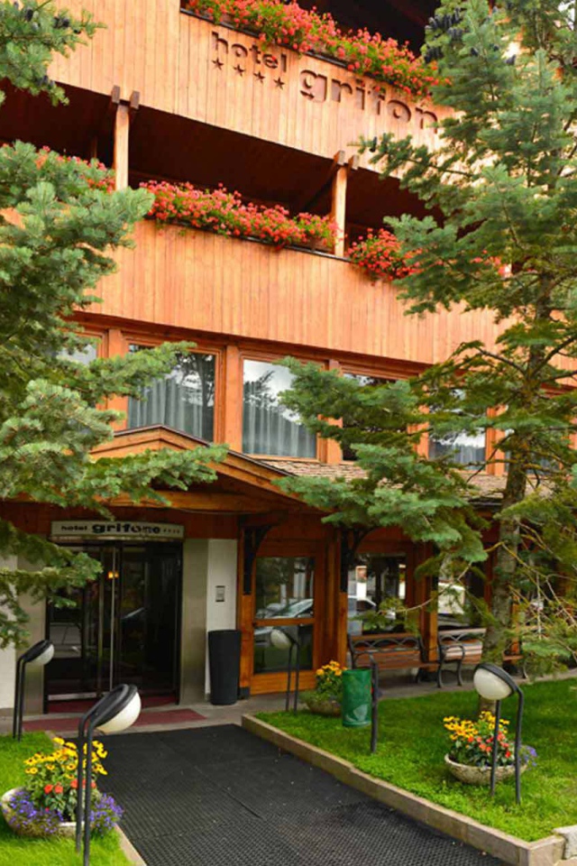 Летний вид отеля Грифон на горнолыжном курорте Мадонна ди Кампильо, Италия